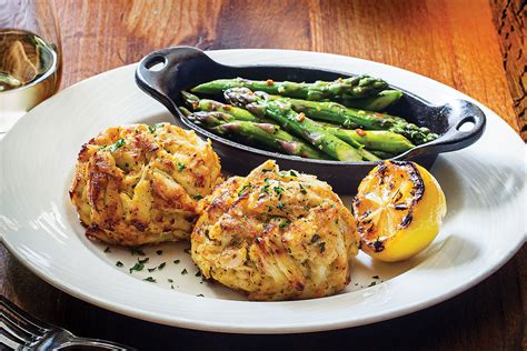  Baltimore Crab Cakes: Bir Deniz Lezzetini Şehre Taşıyan Kırılgan ve Baharatlı Bir Ziyafet!