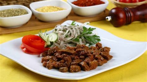  Bayanuur Şehri'nden Gelen Çoban Kebabı: Baharatlı ve Lezzetli Bir Türk İkramı mı?