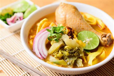  Khao Soi: Lezzetli Hindistan Ceviz Sosuyla Kaplı Bir Tayland Noodle Çorbası Mücevheri!