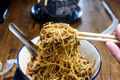  Luohe Şehri'nden Gelen Qianzhang Noodle İle Damaklarınızda Bir Yolculuk: Acı Baharatlı ve Yumuşak Kıymalı Lezzet Patlaması mı?