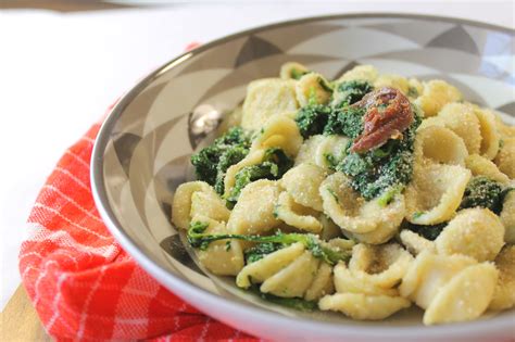  Orecchiette con le Cime di Rapa! Bir Puglia İkrami: Geleneksel Lezzet ve Baharın Tazeliği!