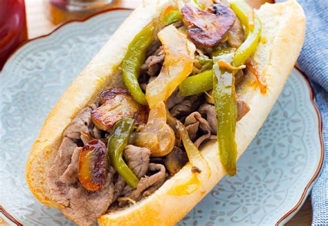  Philly Cheesesteak: Sıcak Peynir ve Soğanlarla Bir Philadelphia Klasiği!